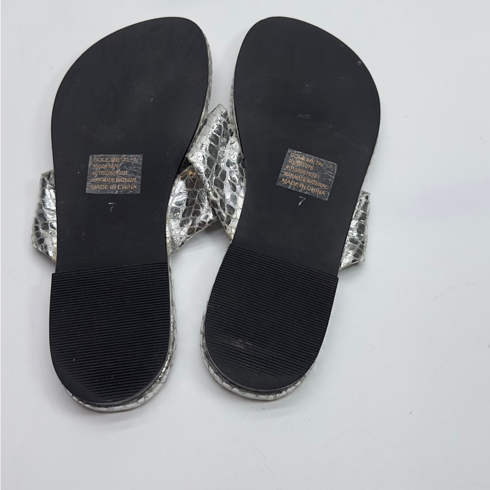 Chico's Silver Metallic Flat Sandals Snake Print women’s size 7 (S49) - Picture 4 of 7